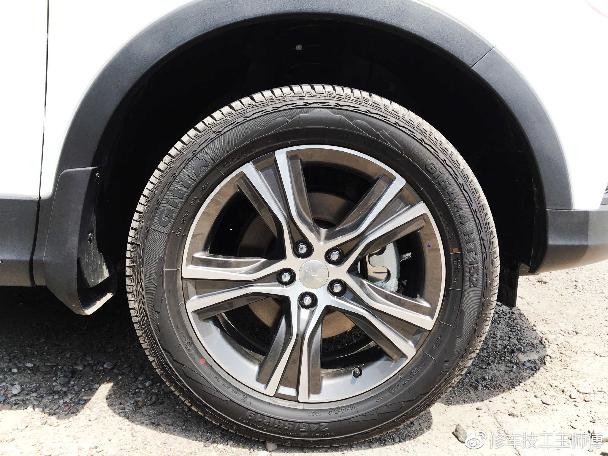 全系标配的佳通245/55r19的轮胎