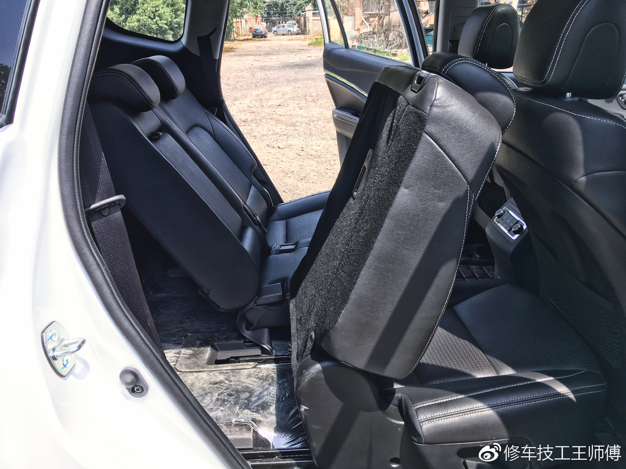 第三排的滑动座椅，方便乘客上下车