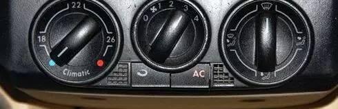 雨天车窗起雾，除了开空调，你知道其他办法吗？