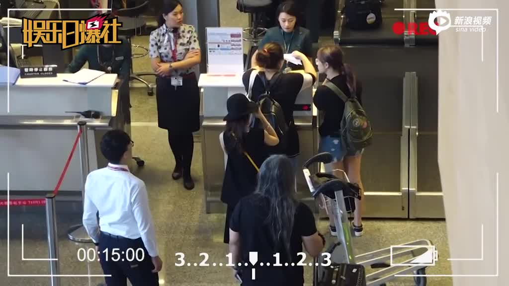 甜美“女王”戴佩妮现身机场