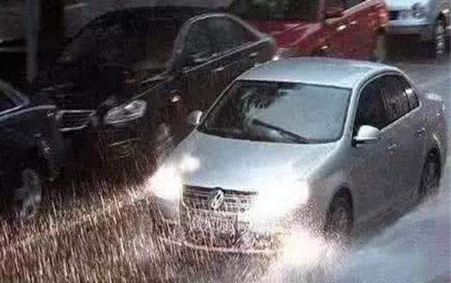 暴雨天你到底开“双闪”还是“雾灯”？又要被罚了！