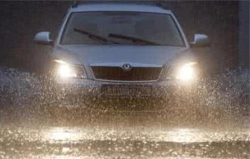 暴雨天你到底开“双闪”还是“雾灯”？又要被罚了！