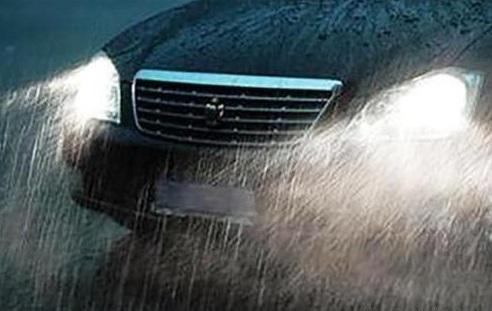 暴雨天你到底开“双闪”还是“雾灯”？又要被罚了！