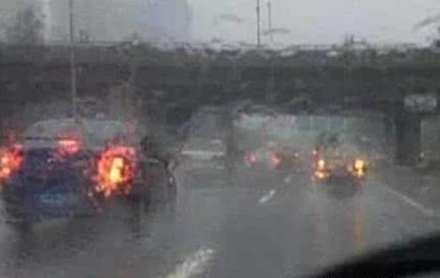 暴雨天你到底开“双闪”还是“雾灯”？又要被罚了！