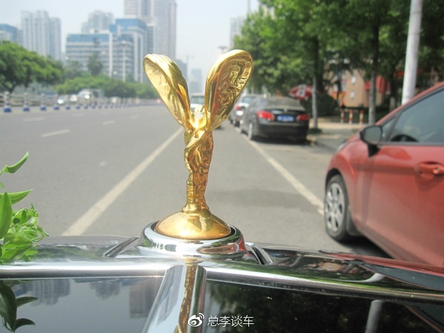 500多万的劳斯莱斯，车标上拴着一只狗，狗跑了车标也不见了