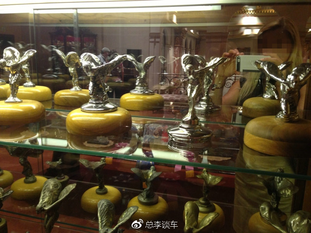 500多万的劳斯莱斯，车标上拴着一只狗，狗跑了车标也不见了