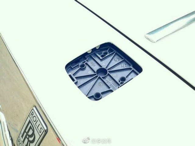 500多万的劳斯莱斯，车标上拴着一只狗，狗跑了车标也不见了