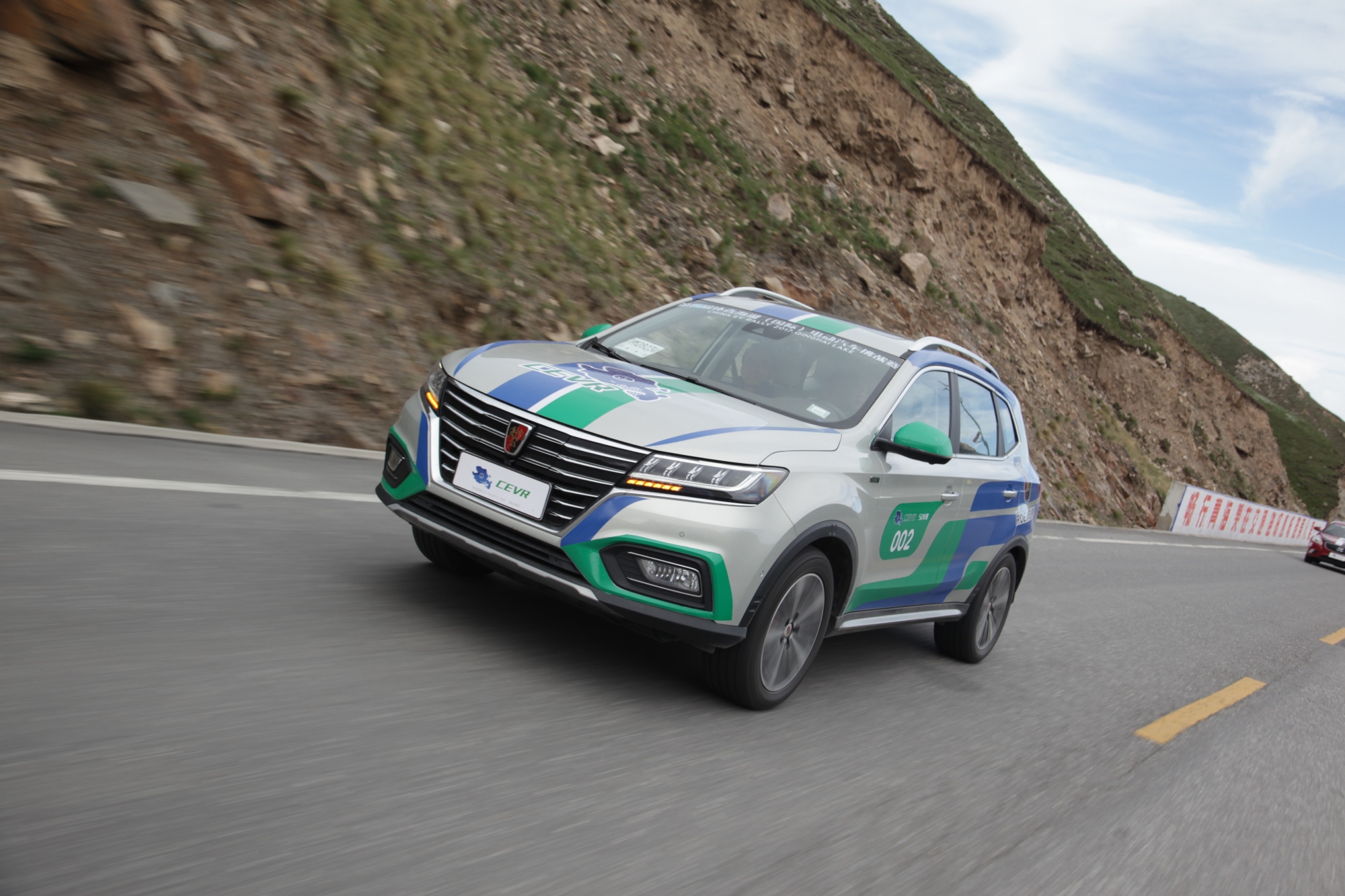 荣威ERX5参加环青海湖电动汽车挑战赛获十项第一 (3).jpg