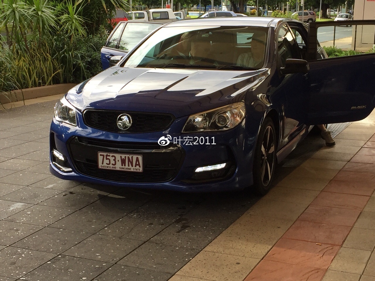 目测这辆车上四位老人的年纪总和超过300岁