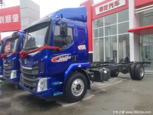 一次购车6台 佛山汇牌纺织内新乘龙交付