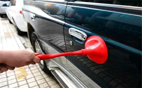 皮搋子竟能轻松打开车门！是真的吗？