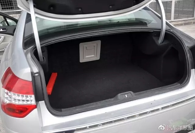 这台尾灯写着“8888”的B级车，到底6不6？