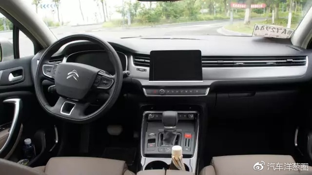 这台尾灯写着“8888”的B级车，到底6不6？