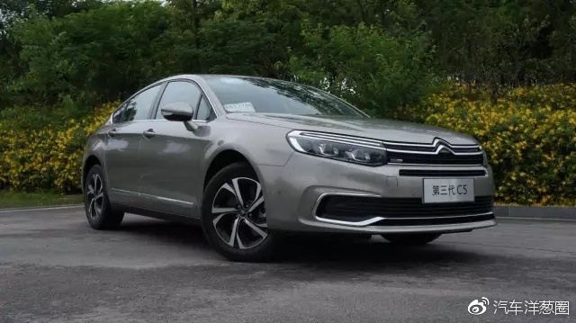 这台尾灯写着“8888”的B级车，到底6不6？