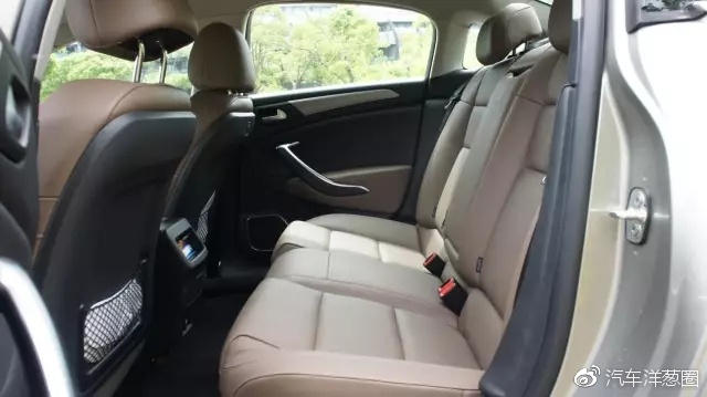 这台尾灯写着“8888”的B级车，到底6不6？