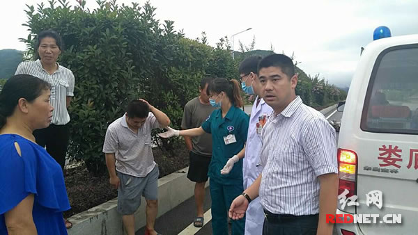 娄底男子遇车祸 “扶贫书记”路过施救