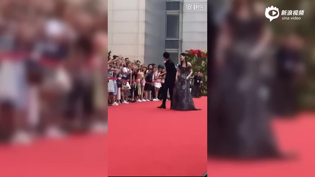 谢娜获张杰搀扶全程笑开花