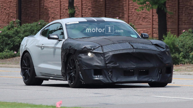 全新Mustang Shelby GT500路试谍照亮相