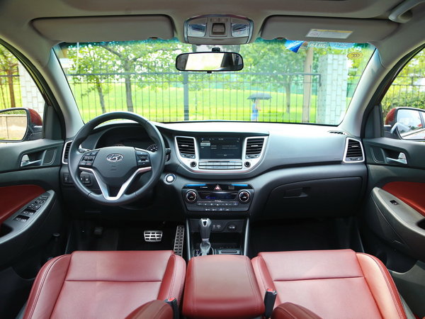 北京现代  1.6T 双离合 大中控全景