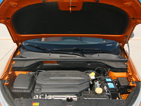 宝骏汽车  1.5L 发动机舱