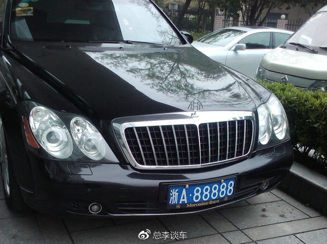 杭州最牛丰田，挂百万牛牌，和千万豪车迈巴赫使用同一车牌