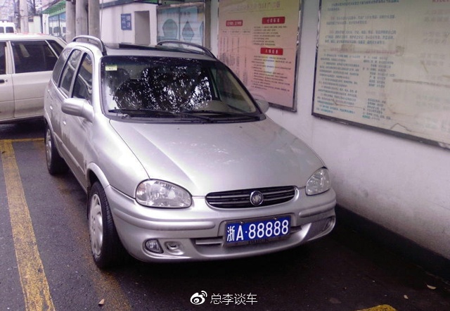 杭州最牛丰田，挂百万牛牌，和千万豪车迈巴赫使用同一车牌