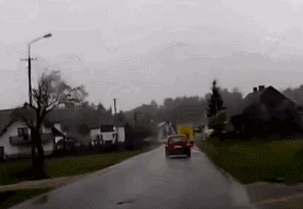 开车时一个小动作，关键时刻能保命。