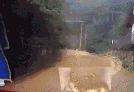 开车时一个小动作，关键时刻能保命。