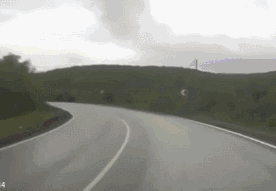 开车时一个小动作，关键时刻能保命。