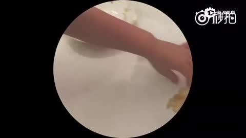 孙莉晒女儿吃花生米视频