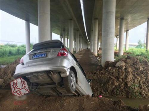 [转帖]女司机深夜驾车开导航 结果被带进农田深水沟