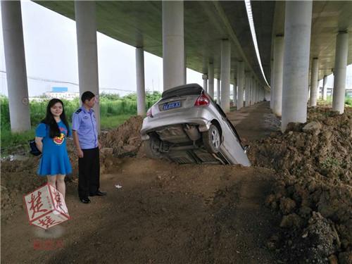 [转帖]女司机深夜驾车开导航 结果被带进农田深水沟