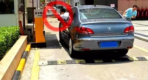 据说每天都有人中招 地库的隐形杀手到底是……