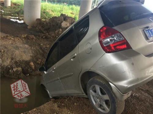 [转帖]女司机深夜驾车开导航 结果被带进农田深水沟