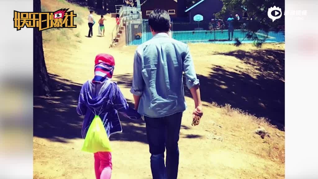 佟大为与妻子送女儿去寄宿：忍着不舍的眼泪