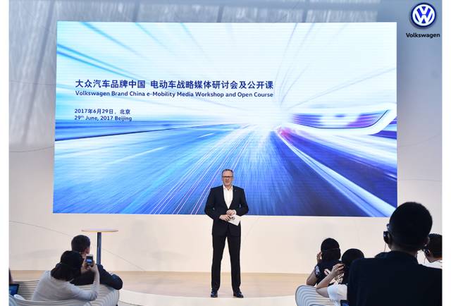 千呼万唤始出来，<a class=