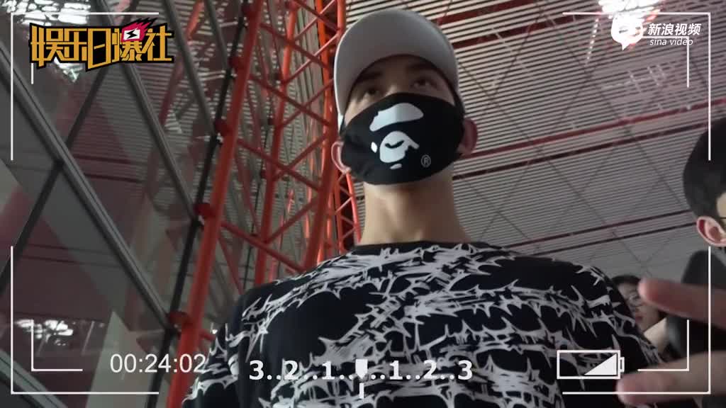 吴磊听粉丝建议挺直背走路