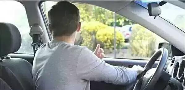 车在暴晒环境中，一招不用空调30秒就能温度骤降！