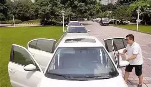 车在暴晒环境中，一招不用空调30秒就能温度骤降！