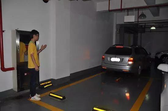 当心！晚上倒车记不住这四点，那就只能等着修车了！