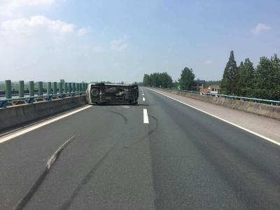 高速上爆胎 只有这样做才能保命