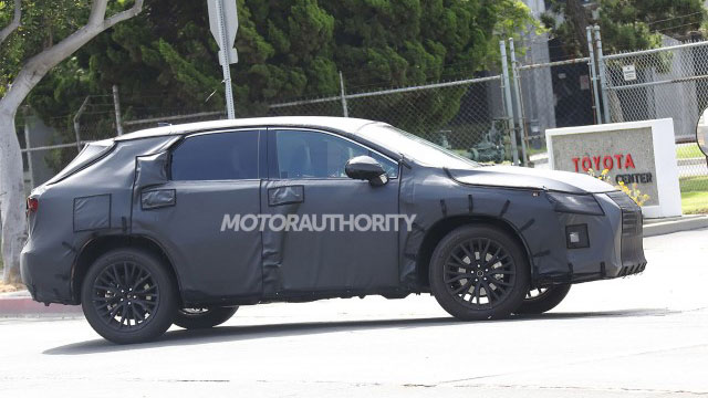 2017-lexus-rx-with-third-row-seats-spy-shots--image-via-s-baldauf-sb-medien_100521680_m.jpg