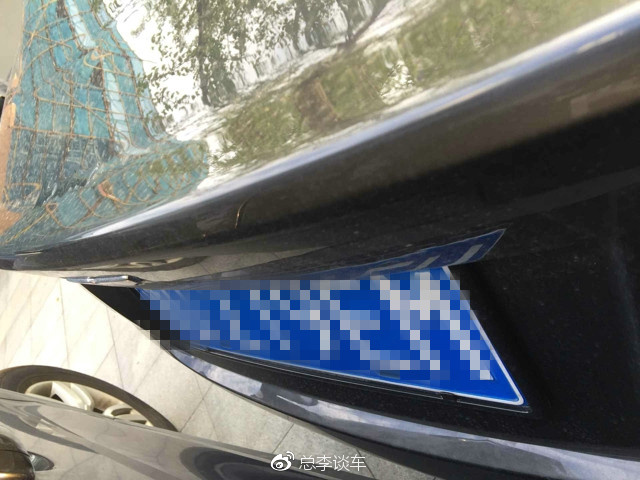 阿斯顿马丁乱停车，奔驰怒了，找来两辆车把马丁给堵上了