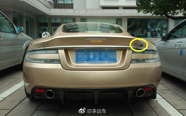 阿斯顿马丁乱停车，奔驰怒了，找来两辆车把马丁给堵上了