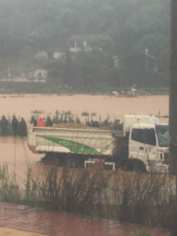 洪水无情欧曼有爱  欧曼渣土车奋战抗洪