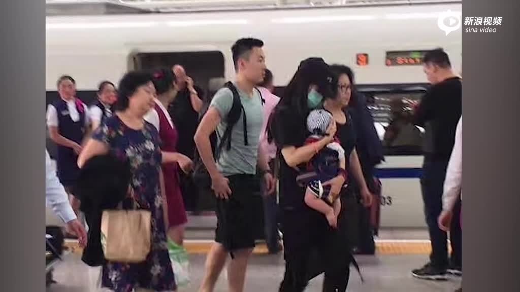 小海绵坐高铁baby全副武装