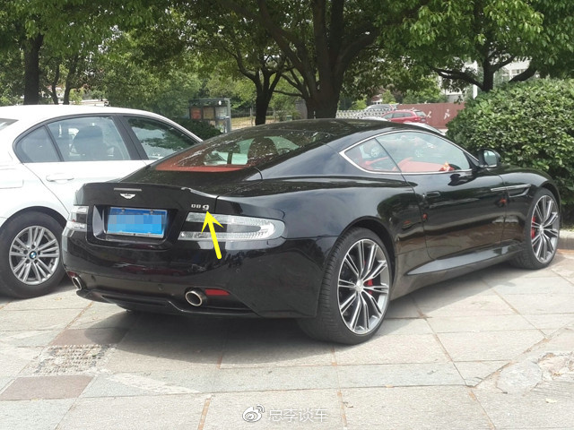 阿斯顿马丁乱停车，奔驰怒了，找来两辆车把马丁给堵上了