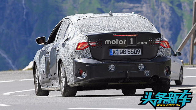 ford-focus-sedan-spy-pics (2).jpg