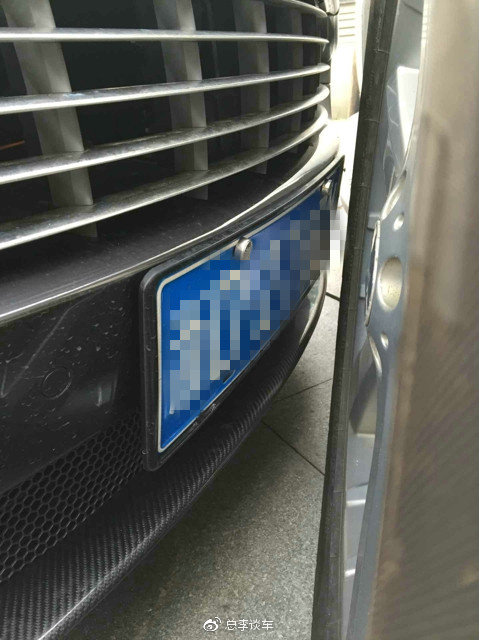 阿斯顿马丁乱停车，奔驰怒了，找来两辆车把马丁给堵上了