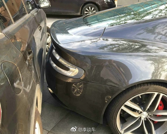阿斯顿马丁乱停车，奔驰怒了，找来两辆车把马丁给堵上了